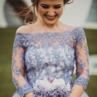 Was ziehe ich als Gast zu einer Hochzeit an? Das sind die schönsten Kleider Was ziehe ich als Gast zu einer Hochzeit an? Frau mit fliederfarbenen Kleid