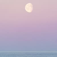 Welche Sternzeichen sich im Juli über einen positiven Neuanfang freuen dürfen, erfährst du hier. Mond überm Meer