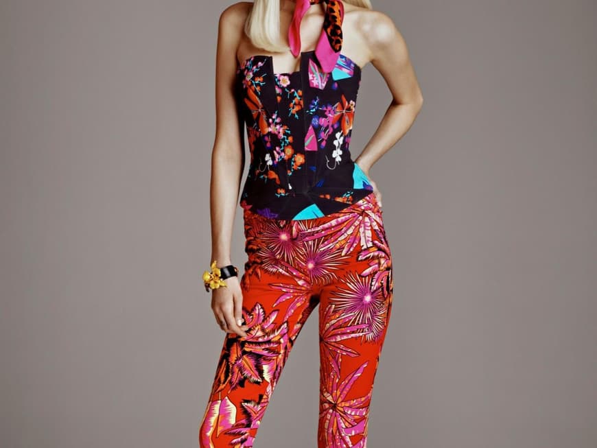 rote Hose, schwarzes Top rote Hose, schwarzes Top