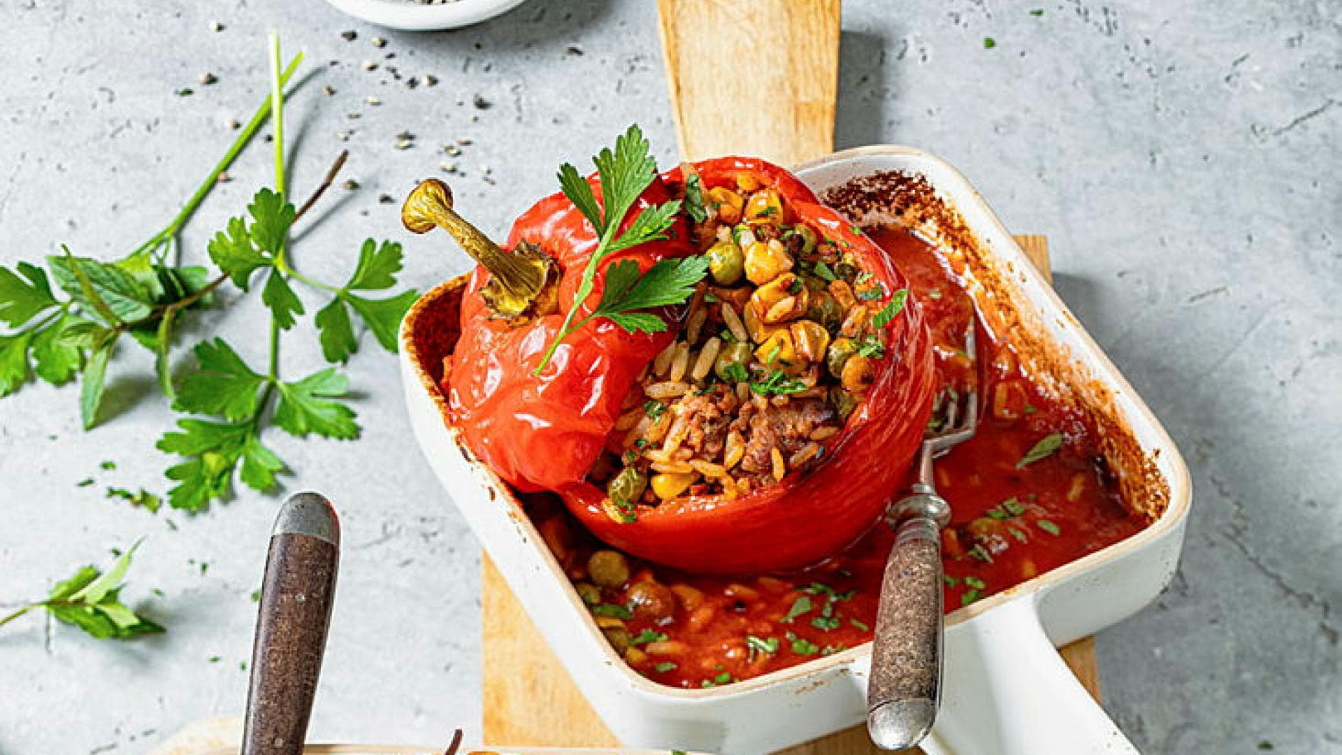 Gefüllte Paprikaschoten mit Reis und Hackfleisch