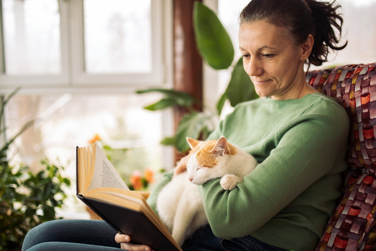 Meine Katze schläft auf mir – was hat das zu bedeuten?