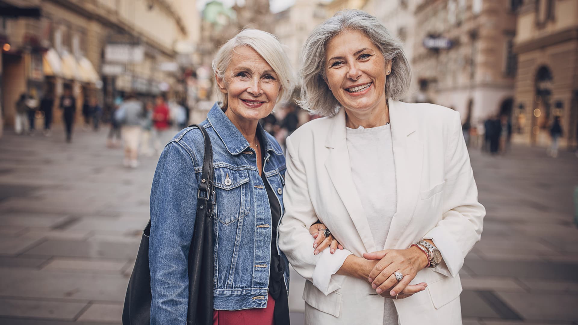 Stilvolle Frau Und Frau Fotos