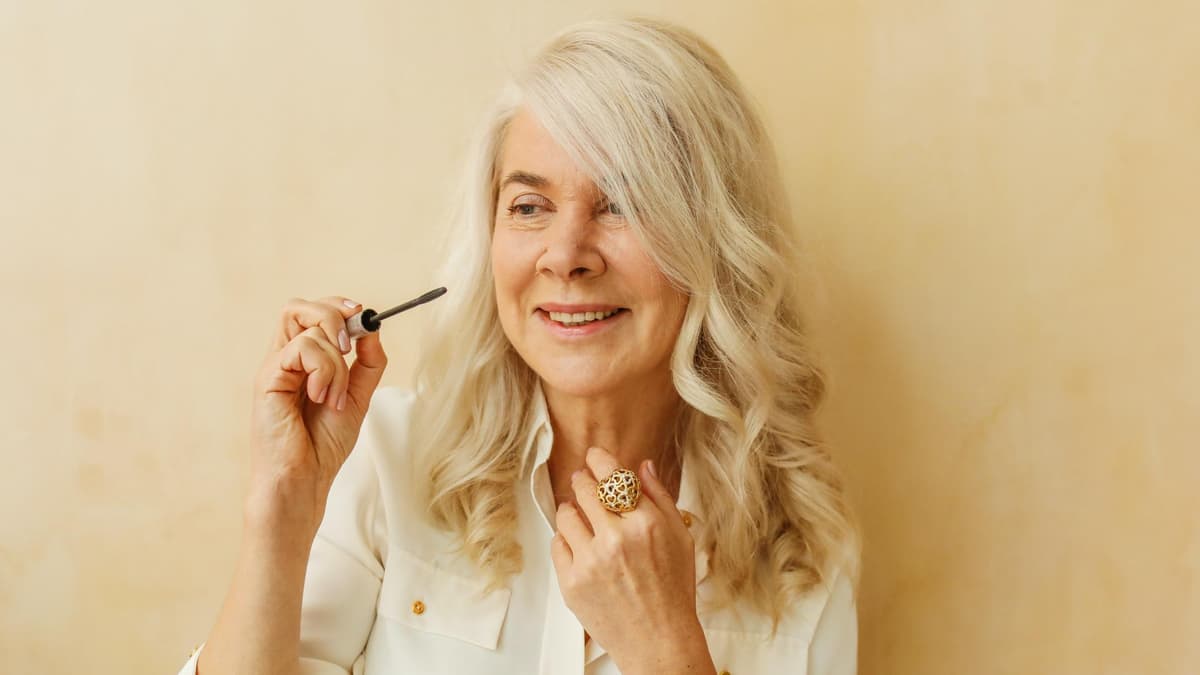 Frau traegt Mascara auf