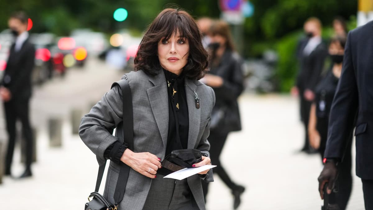 Frau trägt einen Long Bob mit Pony.