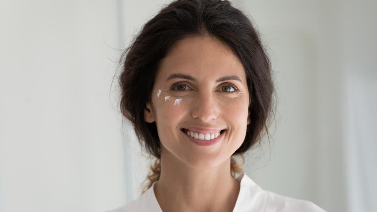 Frau mit Creme im Gesicht