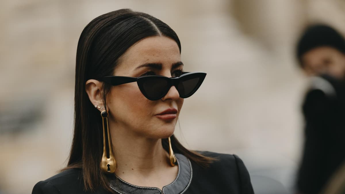 Junge Frau mit Cateye-Sonnenbrille