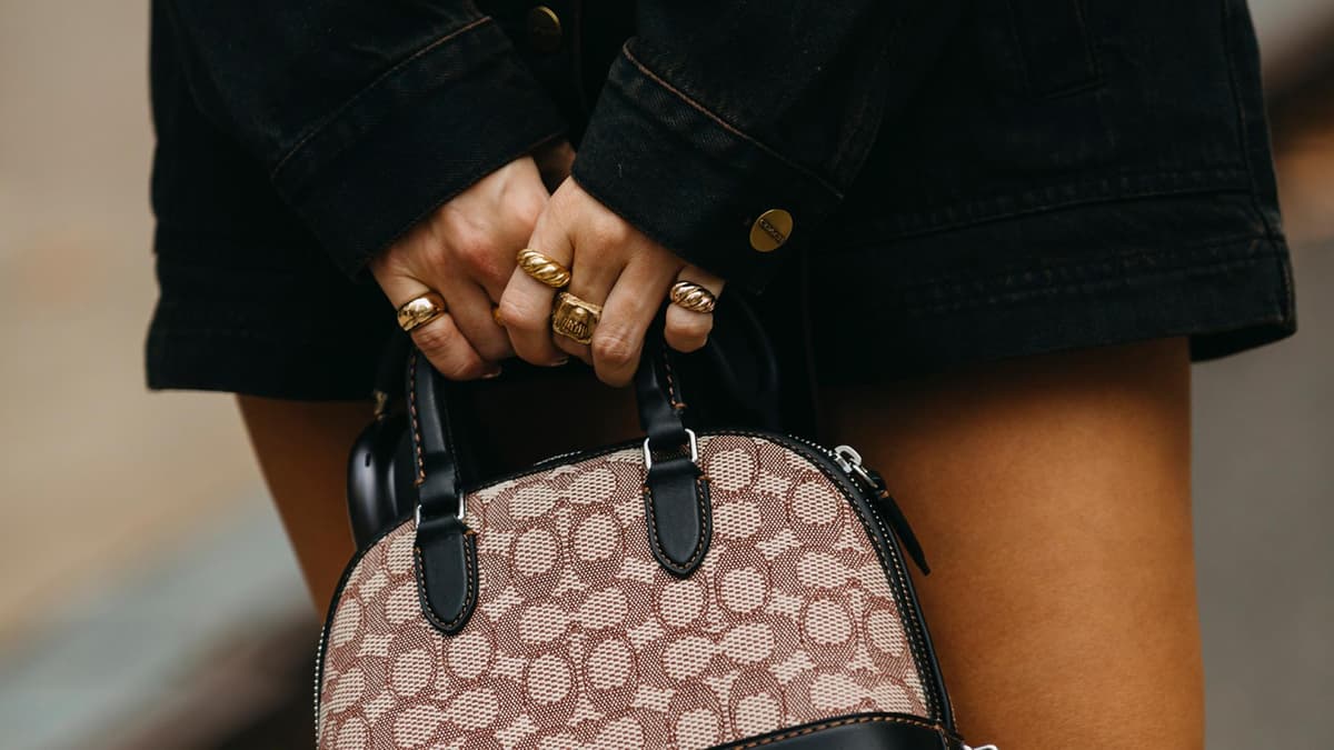 Junge Frau hält eine stylische Tasche in der Hand