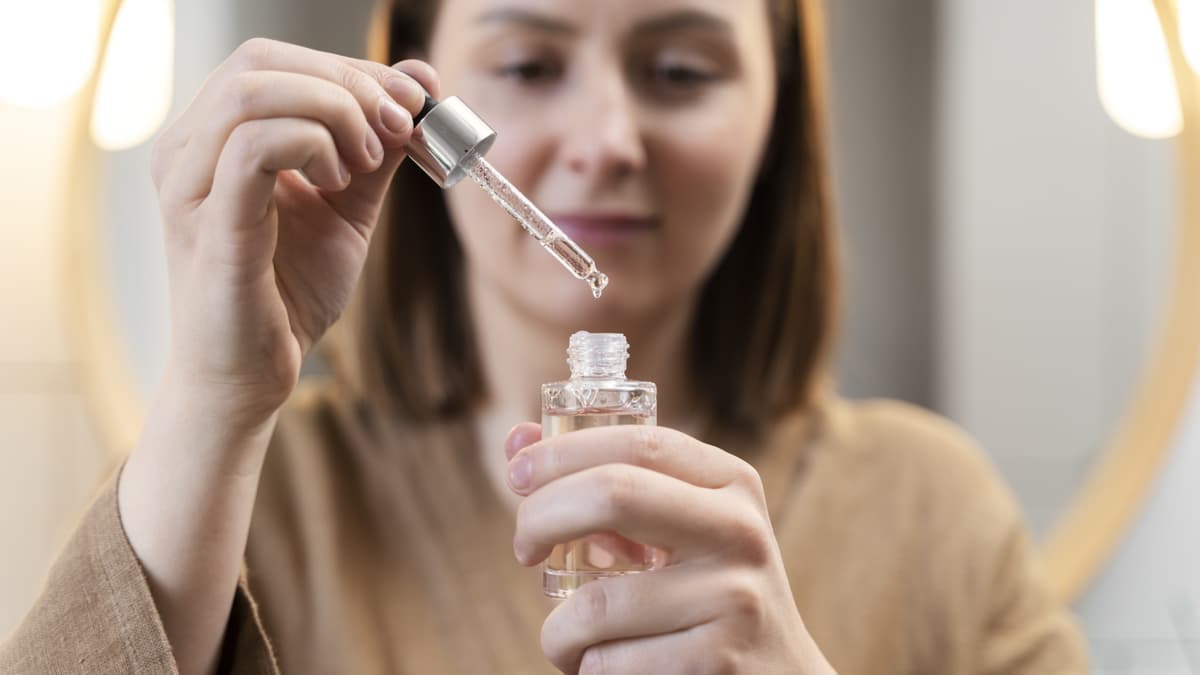 Frau hält Haut-Serum