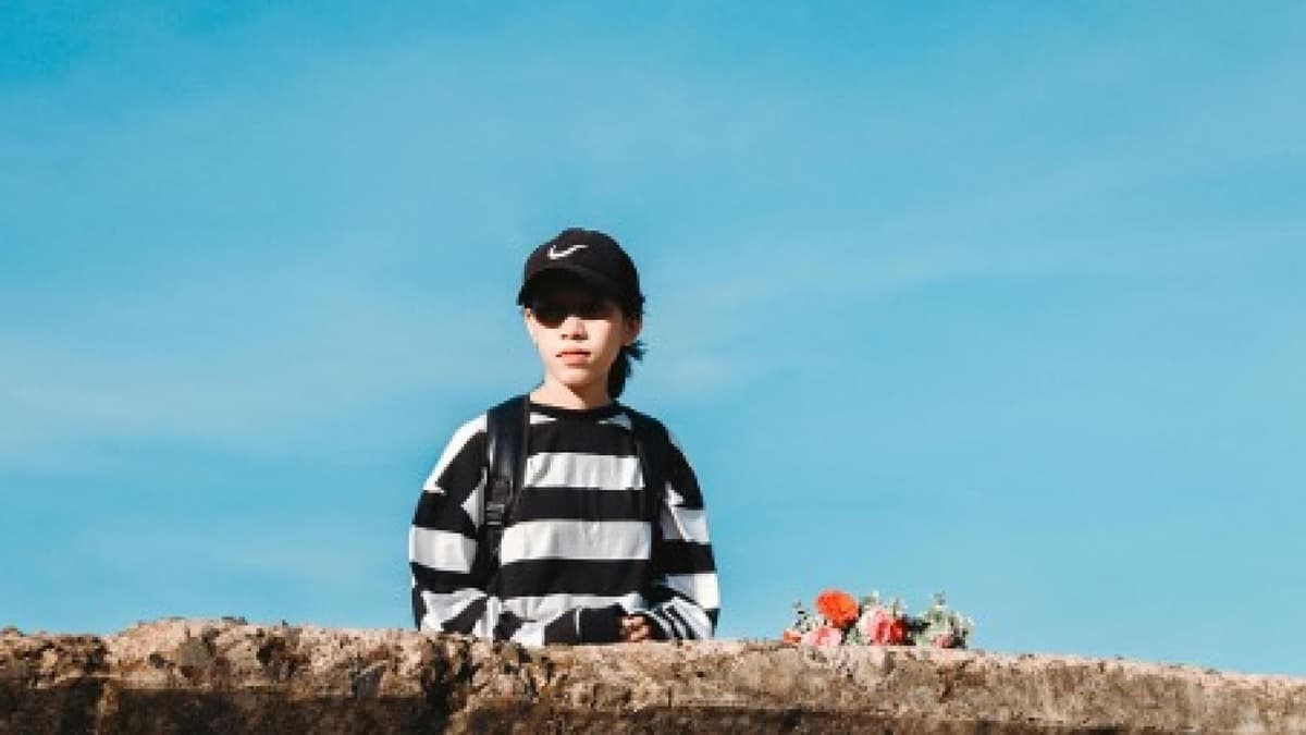 Junge Frau mit Cappy von Nike