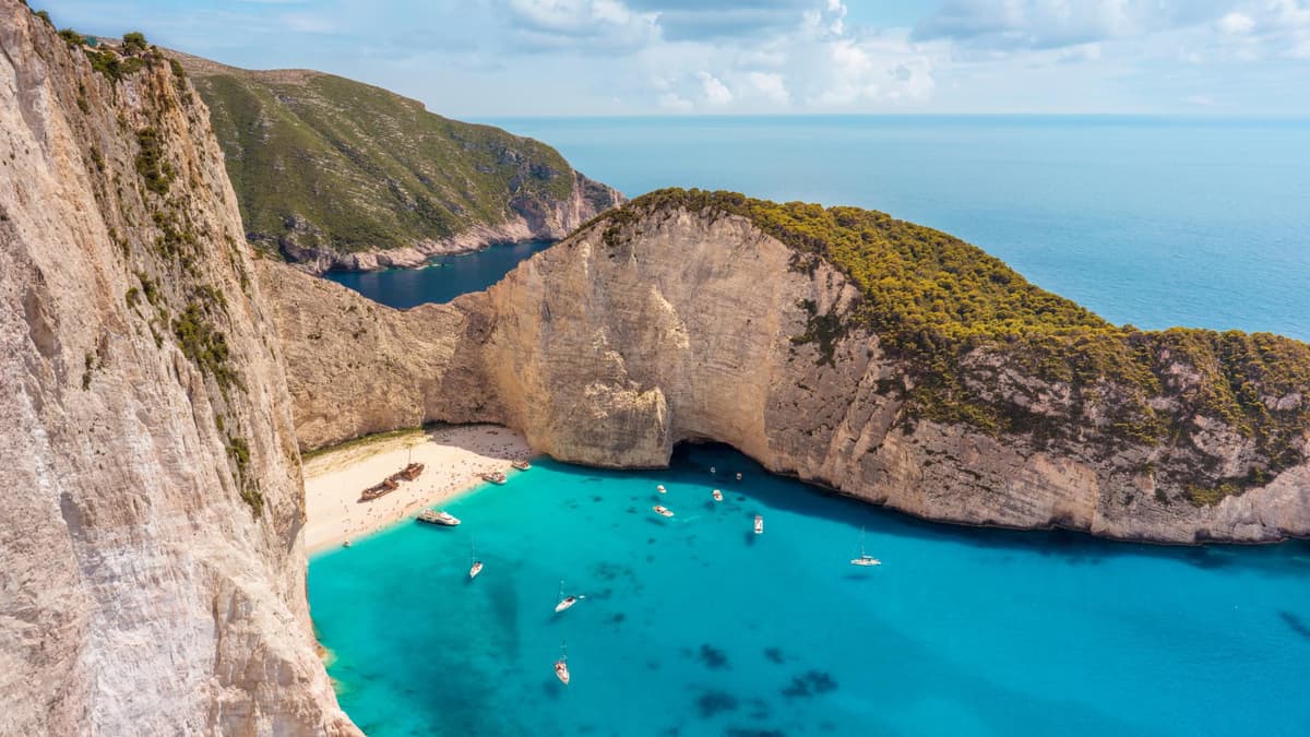 Navagio Strand mit Klippen und türkisfarbenem Wasser.