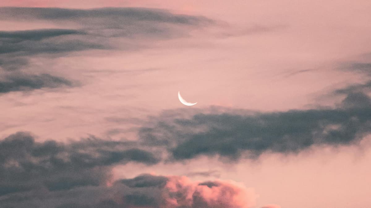 Rosa Himmel mit Mond und Wolken