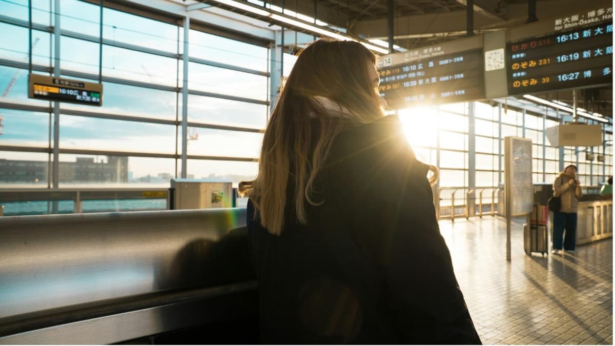 Eine Frau läuft durch einen Flughafen