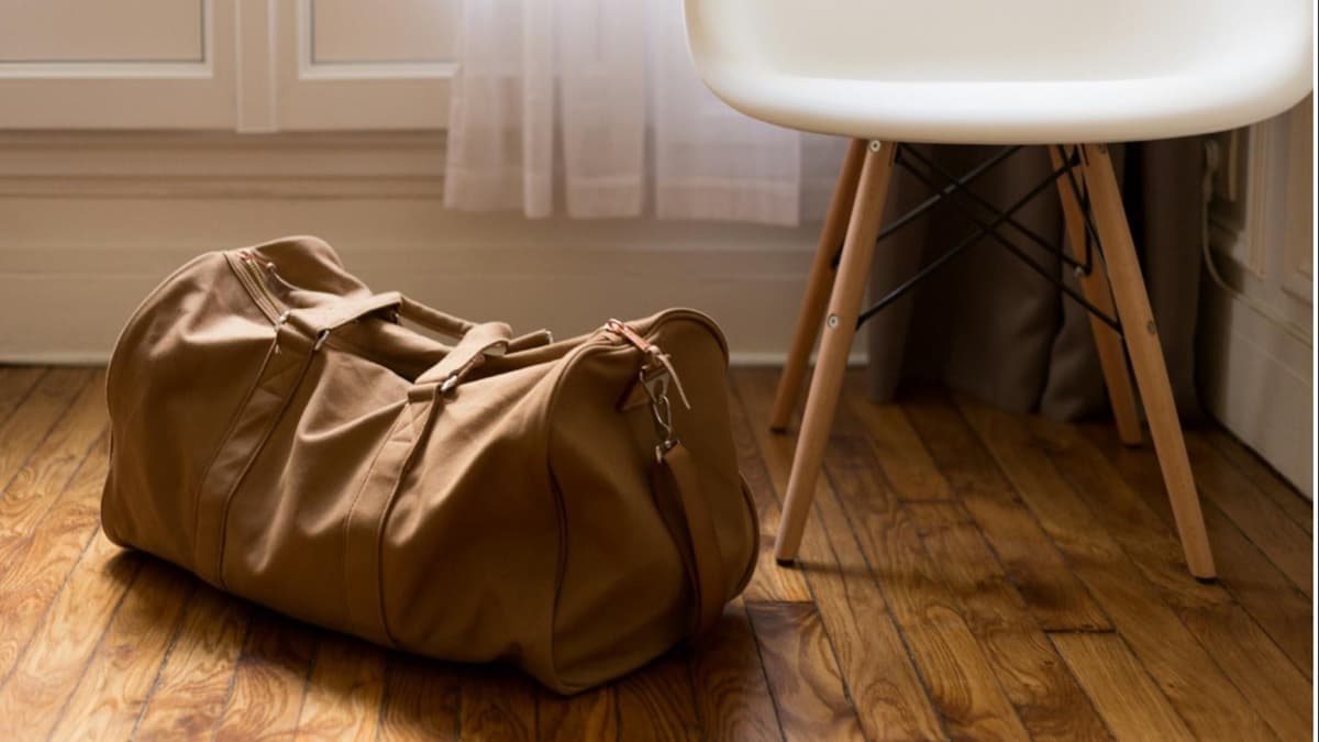 Eine Reisetasche liegt auf dem Boden