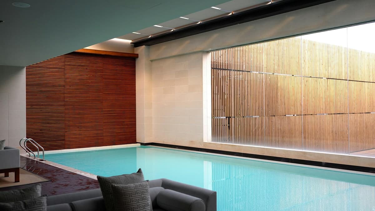 Großer Indoor-Pool mit Fensterfront.