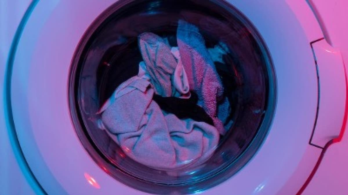 Eine Waschmaschine mit Wäsche