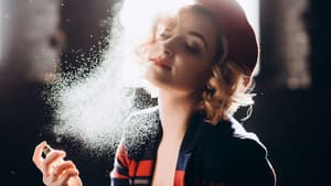 Frau mit Parfum