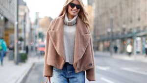 Frau mit Teddy-Jacke