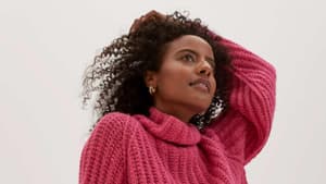 Sara Nuru im Strickpullover