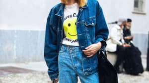 Frau mit Criss Cross Jeans