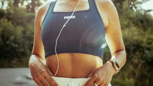 Frau Bauch sportlich