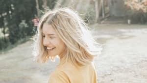 Frau jung lacht