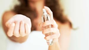 Frau mit Parfum