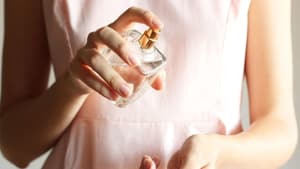 Frau im Kleid mit Parfum