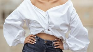 Frau mit weißer Bluse