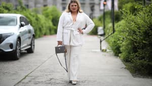 Frau in weißem Look