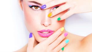 Frau mit buntem Nagellack