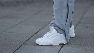 weiße sneakers