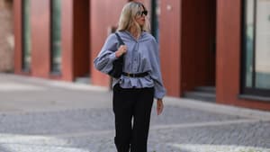Frau mit Hemd und schwarzer Hose
