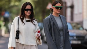 zwei Frauen Outfits