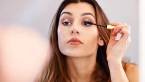 Frau mit Mascara