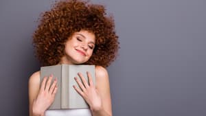 Frau mit Locken und Buch