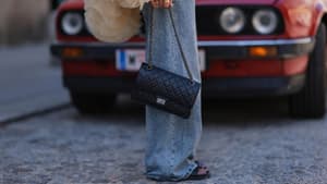 Frau trägt hellblaue Jeans