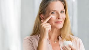 Frau über 50 mit Creme