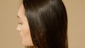 Frau mit langen braunen Haaren