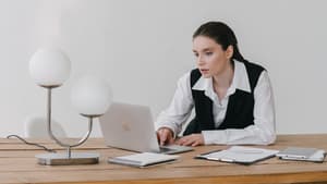 Frau am Laptop
