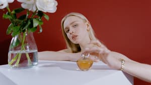 Blonde Frau mit Parfum