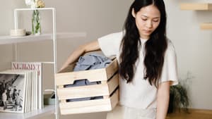 Frau räumt Wohnung auf