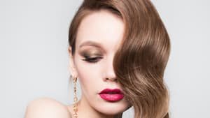 Frau mit langen braunen Haaren