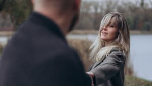 Blonde Frau und Mann