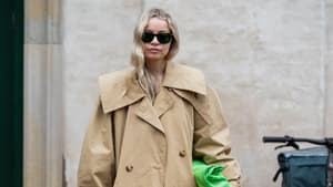 Stephanie Broek trägt Trenchcoat, Jeans und Tabi Boots
