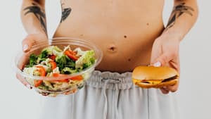 Frau mit Salat und Burger
