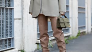 Streetstyle Outfit Blazer, Overknees und Sonnenbrille