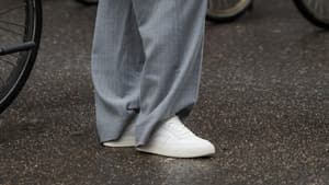 Streetstyle mit weißen Sneakers