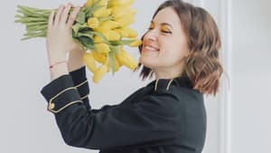 Frau mit gelben Tulpen