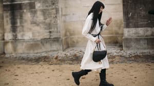 Minimalistisches Midikleid Streetstyle