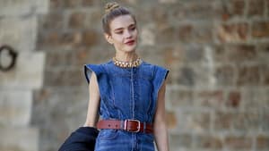 Jeanskleid kombinieren: Frau trägt ein Denim Modell